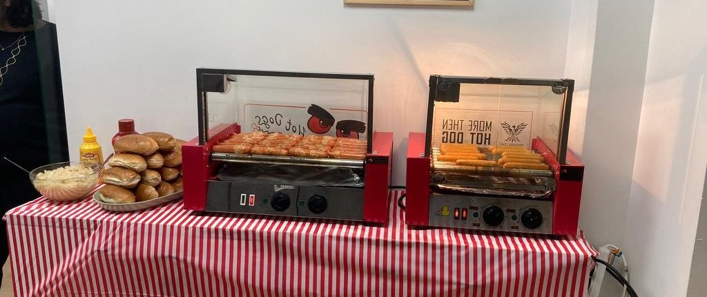 השכרת מכונת נקניקיות HOT DOG לאירועים ומסיבות