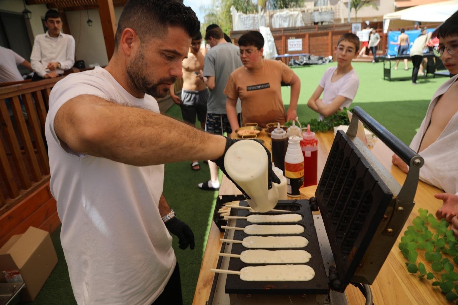 דוכן וופל בלגי עם רטבים ותוספות לאירוע ברמת גן