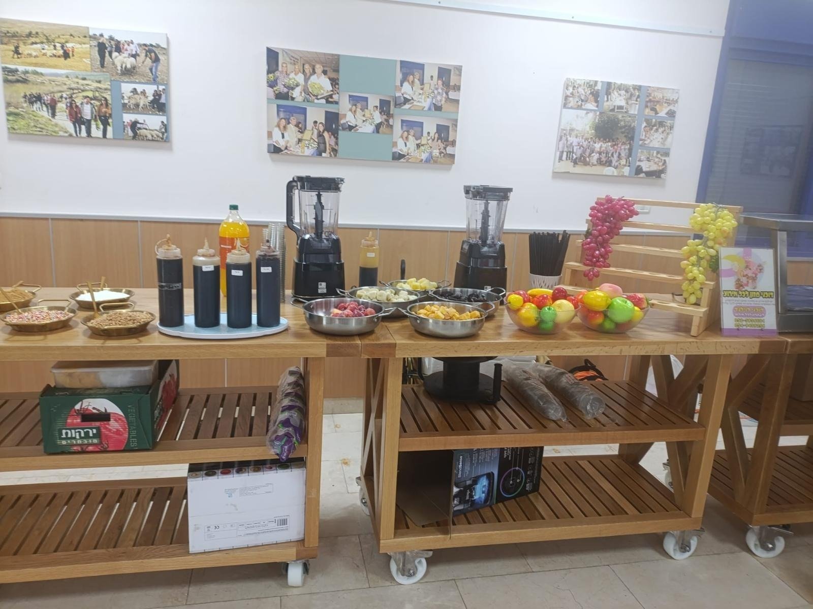 הכנת שייק מנגו מול האורחים בדוכן לאירוע ברחובות