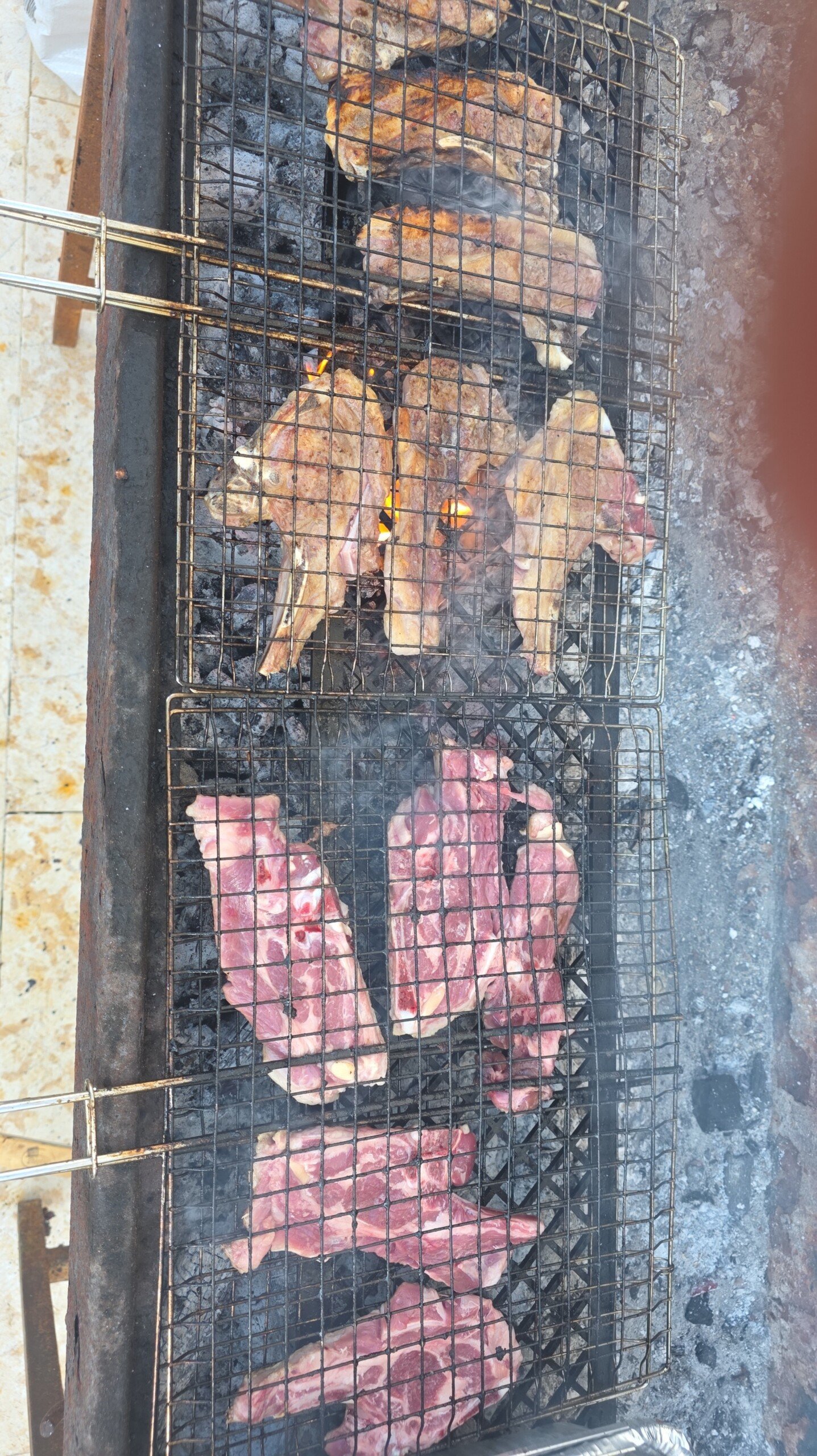הכנת המבורגר מול האורחים בדוכן לאירוע בראשון לציון