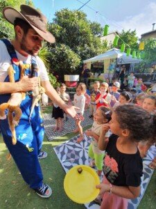 קבוצת ילדים נהנית בהפעלה עם חיות באירוע בחצר - ימבמבם