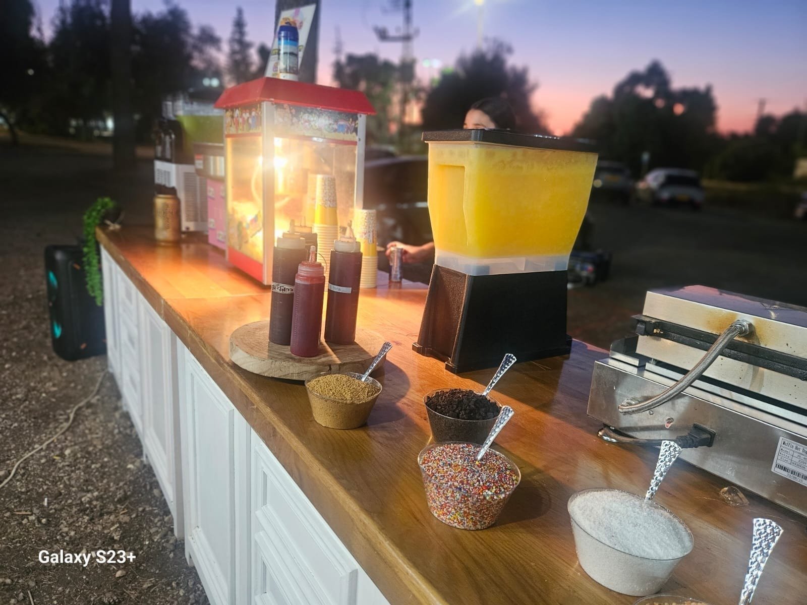כוס ברד מרענן בדוכן לאירוע קיץ ברעננה