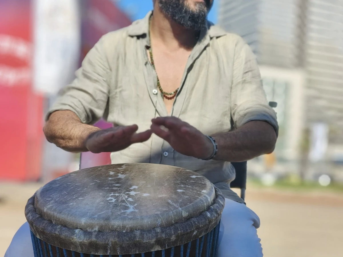 מתופפים לאירועים מקפיצים את הרחבה בגבעתיים